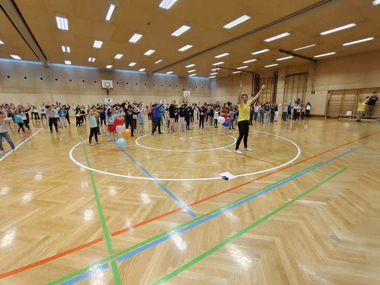 Aufmerksam wurde die Tanzvorführung der 230 Volksschulkinder in der Turnhalle verfolgt.