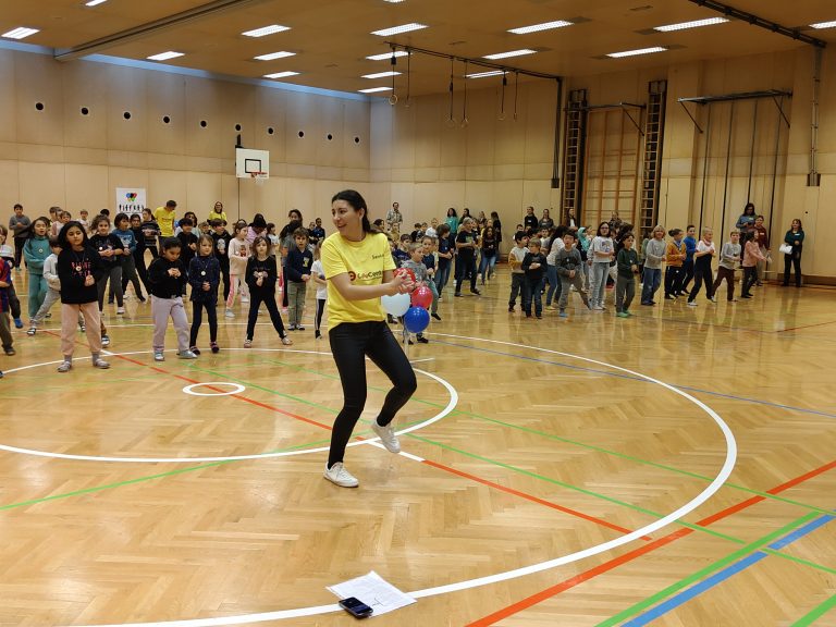 Der gemeinsam einstudierte Tanz kam auf dem Oberauer Kinderfest besonders gut an. <span class="copyright">VN-HE (14)</span>