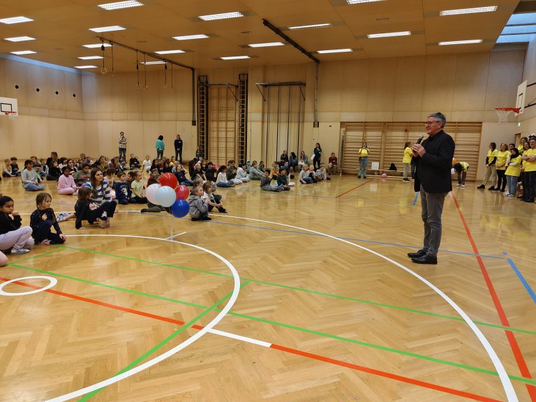 Bürgermeister Wolfgang Matt erwies den Schulkindern des Oberauer Kinderfests seine Ehre.
