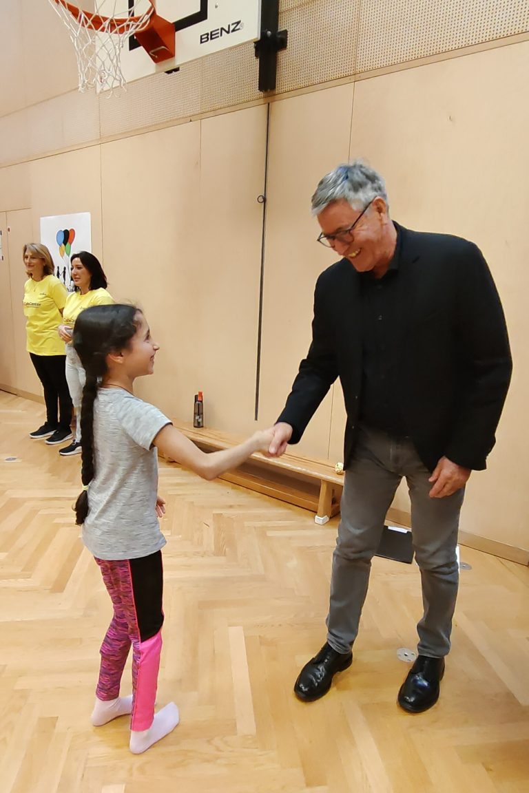 Ein Handshake mit dem Bürgermeister ließen sich viele Schulkinder nicht entgehen.