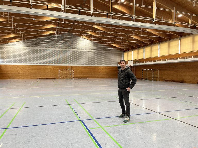 Markus Rinnerthaler in seinem Wohnzimmer, der Halle in der Akademie.<span class="copyright"> VN/Plesch</span>