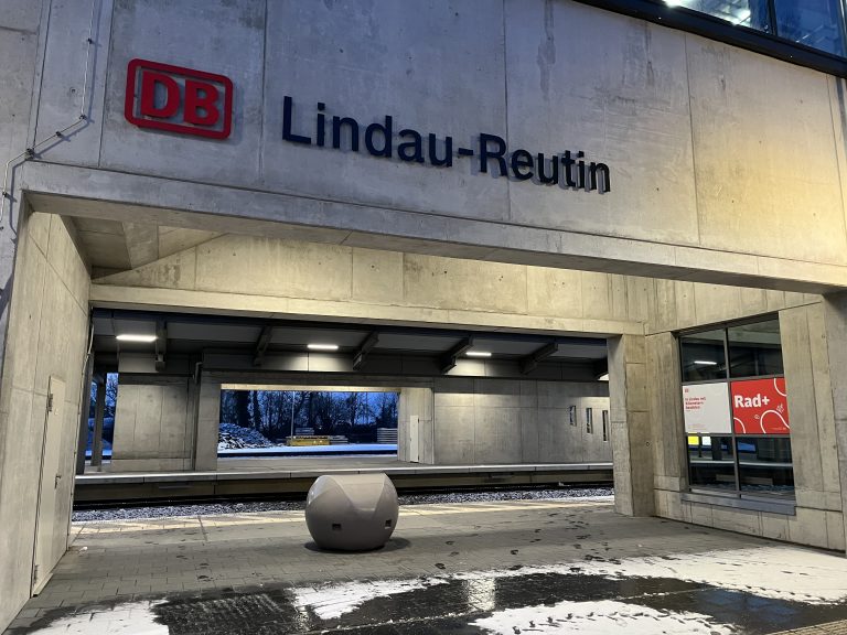 Der Bahnhof Lindau-Reutin dürfte ab Mittwoch wieder so gespenstisch leer sein wie schon vor zwei Wochen. <span class="media-container dcx_media_rtab" data-dcx_media_config="{}" data-dcx_media_type="rtab"> </span><span class="copyright">VN/Plesch</span>