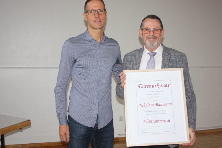 Niklaus Baumann erhielt die Ehrenurkunde aus den Händen seines Nachfolgers Robert Schörgenhofer. <span class="copyright">Knobel</span>