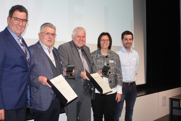 Helmut Jenny, Martin Bischnau, Arno Huber, Katharina Wöß-Krall und Andreas Wally übergaben an Bitschnau und Huber das Goldene Vereinsehrenzeichen der Marktgemeinde Rankweil. <span class="copyright">VN-TK</span>