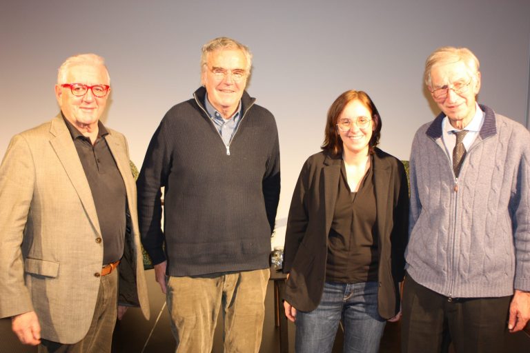 Simma-Förderer Franz Abbrederis, Moderator Johannes Schmidle, Helene Daxecker-Okon und Bestseller-Autor Elmar Simma zeigten sich auf der Lesung hochzufrieden. VN-TK (11)