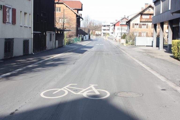 Fahrradfahrer können jetzt noch entspannter durch die gesamte Montfortstraße fahren. <span class="copyright">VN-TK (7)</span>