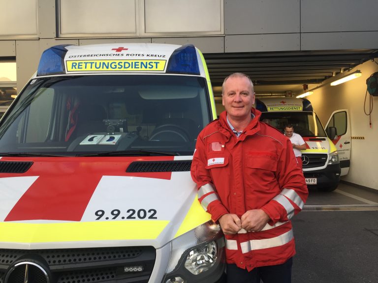 Gerhard Kräutler ist Landesrettungskommandant des Vorarlberger Roten Kreuzes. Er berichtet von Problemen im Krankentransport wegen der Demonstration, Notfallfahrten seien aber durchgekommen. <span class="copyright">VN/Mirijam Haller</span>