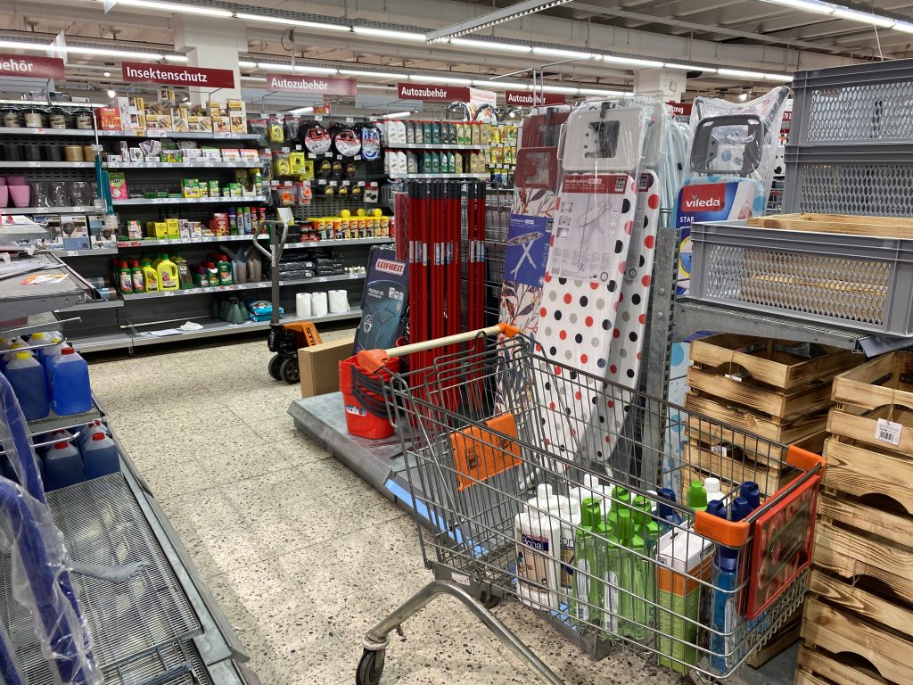 Aufgeräumter Tag nach Brandstiftung im Messepark