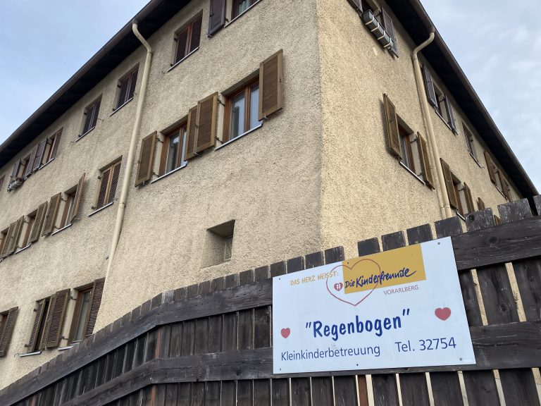 Der Wolf zog nicht weit dieser Kinderbetreuungsstätte vorbei, wenn auch um 3 Uhr in der Nacht. <span class="copyright">VN/Rauch</span>