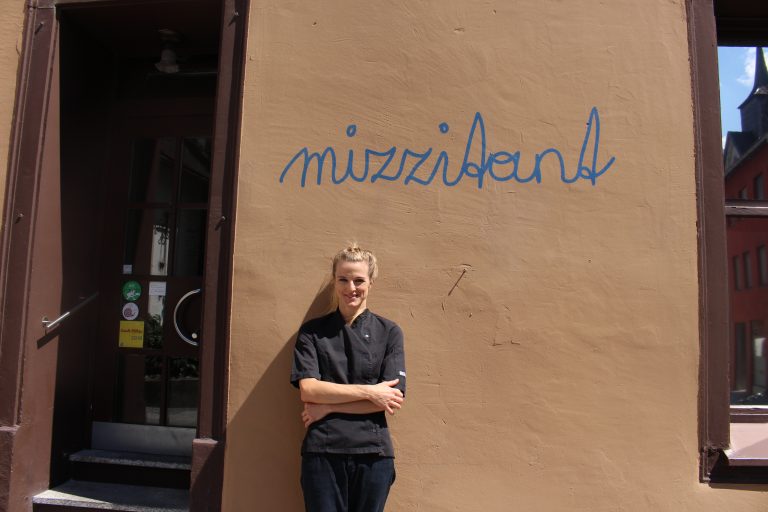 Denise Amann im Juli 2018 vor dem "mizzitant" in Bludenz. <span class="copyright">vn</span>