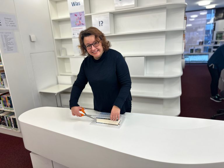 Auch das Folieren von neuen Büchern gehört dazu.
