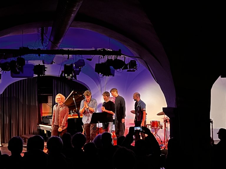 Die Melodien laden zum Eintauchen ein und hinterlassen einen bleibenden Eindruck, der den Zuhörer in Erwartung auf weitere Auftritte der Band zurücklässt.  <span class="copyright">Andreas Marte</span>