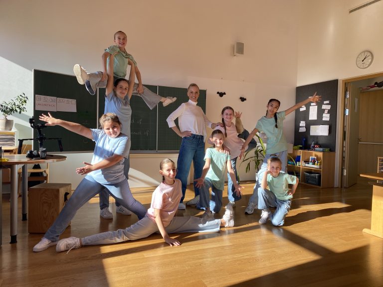 Am Nachmittag unterstützten Kinder der Dance Art School die Sängerin mit ihrer Choreografie. <span class="copyright">Dance Art School</span>