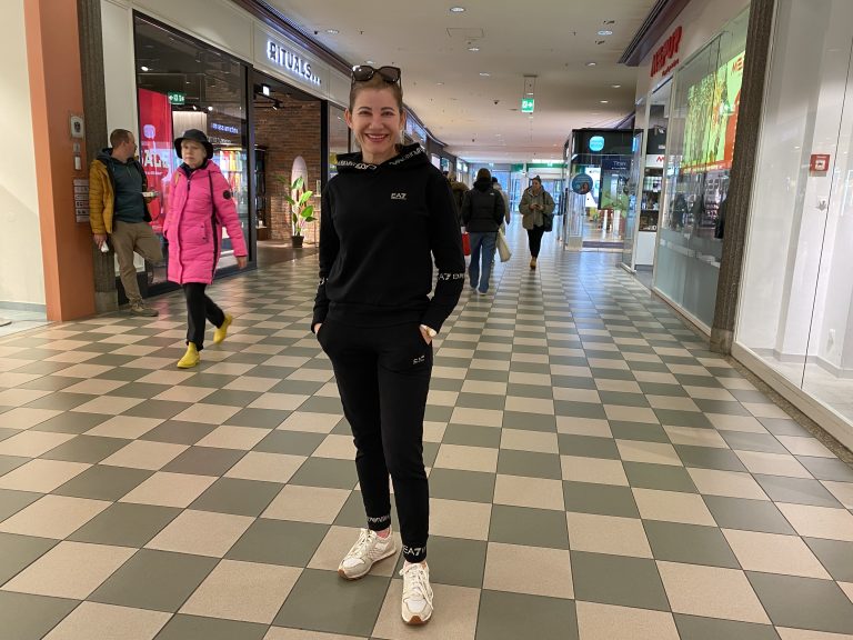 „Es gibt inzwischen sehr viele schöne Modelle“, sagt Christiane Lima, die einen Jogginganzug von Armani trägt. 