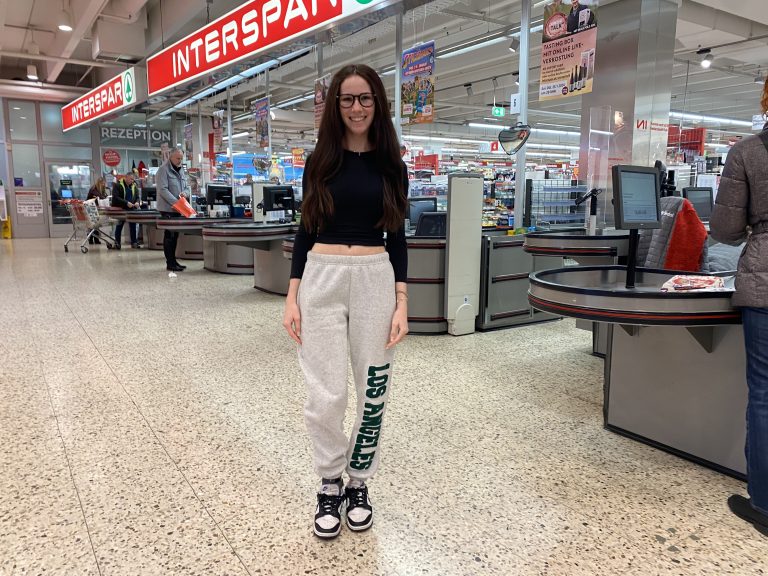 „In der Schule tragen wir jeden Freitag Jogginghosen“, sagt Adriana Gantenbein.