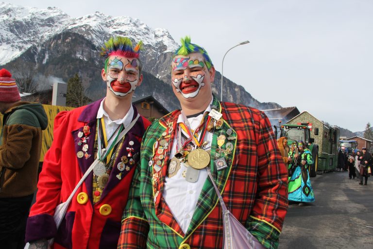 Die zwei Clowns strahlten um die Wette.