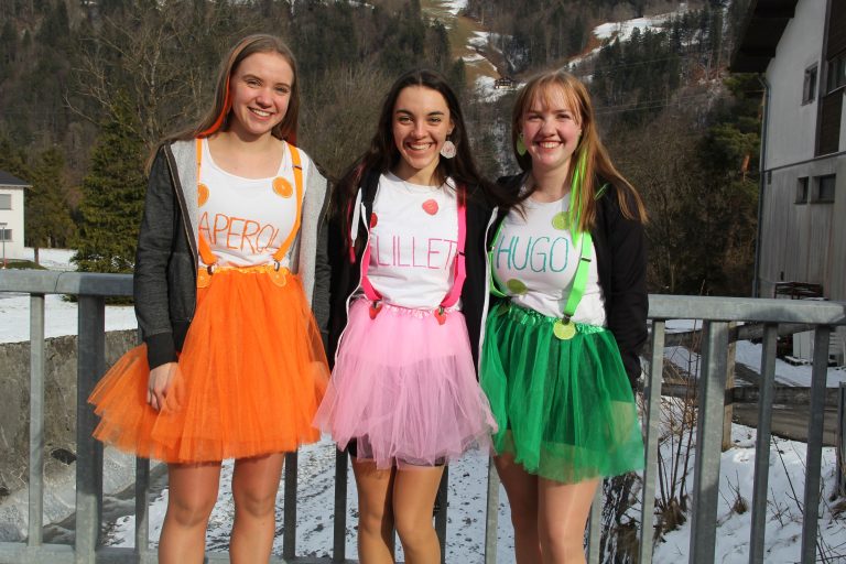 Modegetränke hatten Elena Domig, Magdalena Schöpf und Klara Reisch für ihr Kostüm inspiriert.