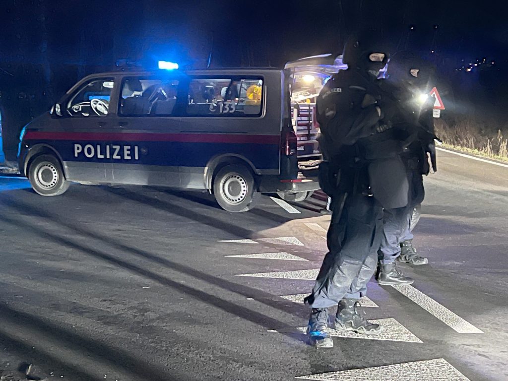 Schüsse vor dem Sender: Hohe Polizeipräsenz am Wochenende