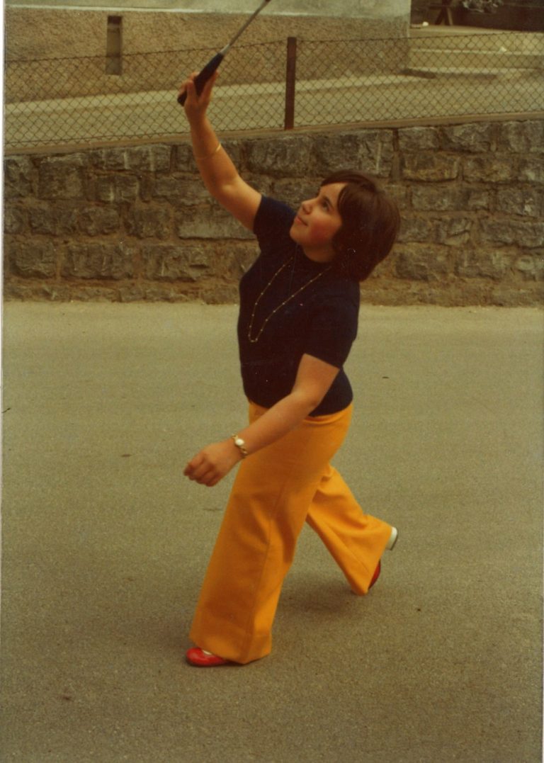 Die junge Ilse beim Federballspielen.