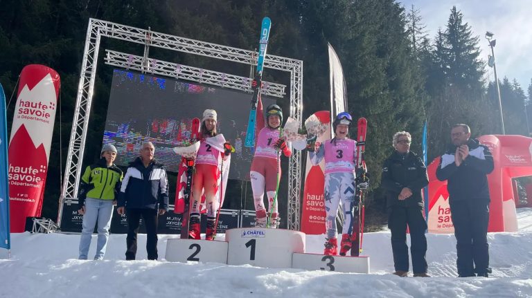Victoria Olivier jubelte auf dem Podest. <span class="copyright">Ski Austria</span>
