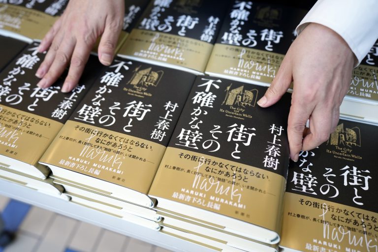 In Japan bereits erschienen: Haruki Murakamis "Die Stadt und ihre ungewisse Mauer". <span class="copyright">AP Photo/Eugene Hoshiko</span>