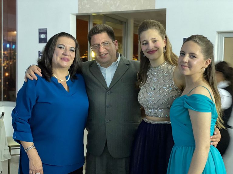 Mit ihrer Gastfamilie in Ecuador bleibt die Studentin aus Vorarlberg eng verbunden. <span class="copyright">Wiser</span>