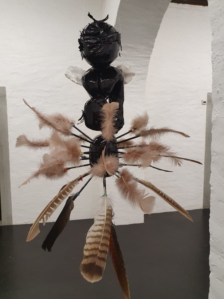 Judith Saupper Egos, stolen lifes #4 Schweizerin, 2022, Hängeobjekt, Holz, Federn, Kaltglasur, Lack, Austernschalen.
