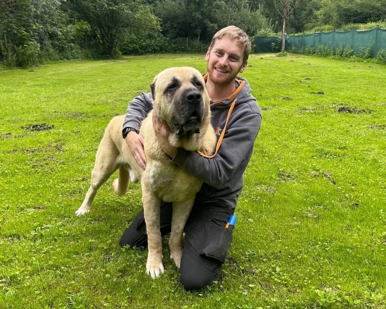 Tierpfleger Julian und Vierbeiner Django. <span class="copyright">TSH</span>