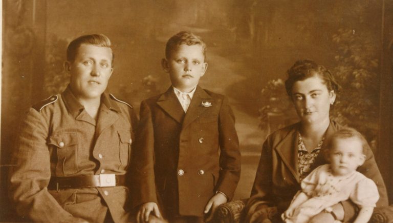 Kari (Mitte) mit seinen Eltern Karl und Maria Oswald und seiner Schwester Trudl.