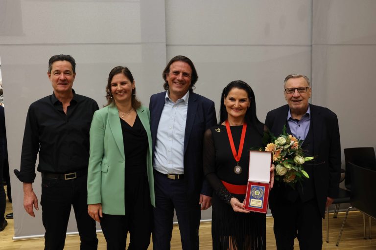 Oswald Kessler, Angelika und Bürgermeister Gerd Hölzl, Tanzsportlerin Ria Steinbichler, Hansjörg Ellensohn (Kultur Koblach). AME