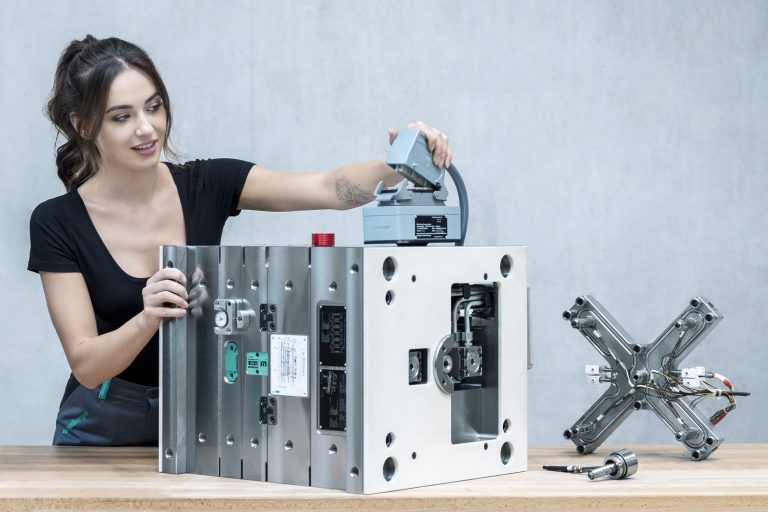 Das Unternehmen produziert neben Platten eine große Auswahl an Einbauteilen, wie Führungen, Auswerfer, Schieber etc. <span class="copyright">FA</span>