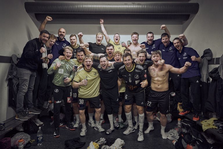 Großer Jubel: Rinnerthaler (2. v.r.) und die Bregenzer Handballer setzten sich im EHF European Cup gegen Runar Sandefjord durch. <span class="copyright">Raphael Sturm & Manuel Paul Fotografie</span>