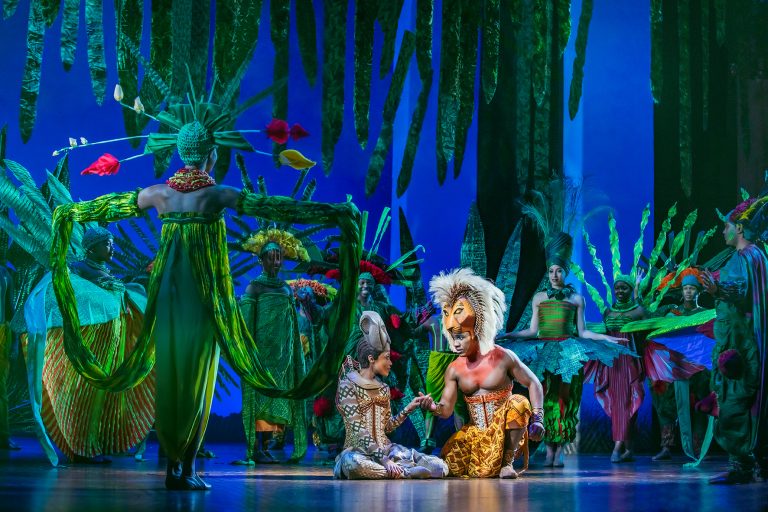 Die Inszenierung bringt die bunte Welt der Serengeti und Simbas Geschichte auf ganz eigene, lebendige Weise auf die Bühne. <span class="copyright">Disney</span>