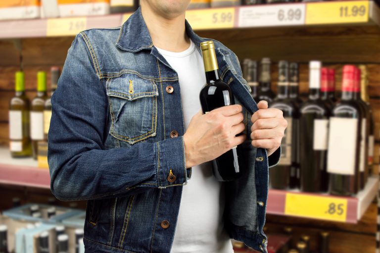 Die Verdächtigen steckten unter anderem auch hochwertige alkoholische Getränke ein. <span class="copyright">symbo/adobe/stock</span>