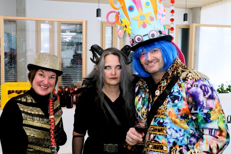 Judith Wellmann und Melitta Sohm von der Gemeinde Lochau mit ihrem neuen „Chef“ Stefan Pienz von den Lochauer Bäumlern.
