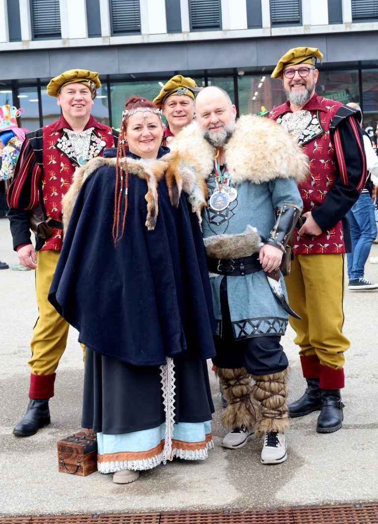 Prinzessin Brigitte und Prinz Marcel, das amtierende Prinzenpaar von der Fluh, umgeben von den Hörbranzer Raubrittern.