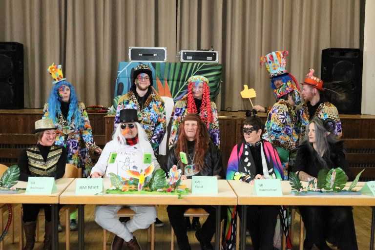 Bürgermeister Frank Matt mit seinen Gemeinderäten auf der „Anklagebank“ im alten Festsaal.