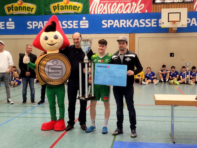 Siegerehrung beim 26. Sparkassen-Jubiläums-Hallenmasters-Turnier 2023/24 in Wolfurt: Turniersieger 2024 wurde der FC Lauterach.