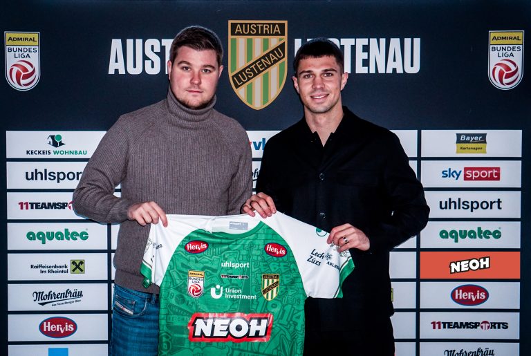 Luca Meisl mit Austrias Sportkoordinator Alexander Schneider. <span class="copyright">Verein</span>
