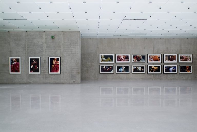 Sherman stellt Figuren der Antike, der Malerei, der Literatur, des Märchens, des Films und der Mode dar. <span class="copyright">Markus Tretter/KUB</span>
