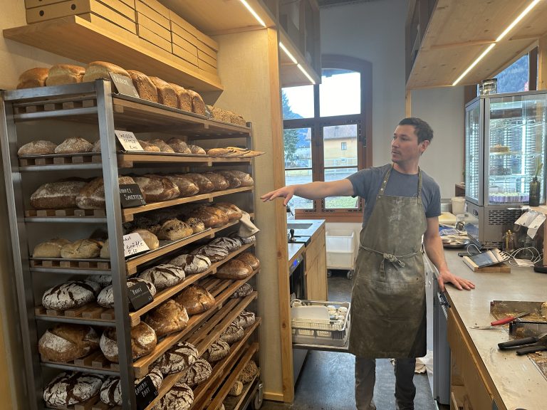 Michael Fuchs beim Erklären der jeweiligen Brotsorten.