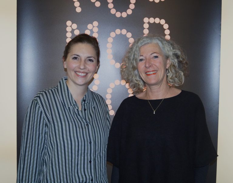 Michaela Vogel (Kuratorin Kosmodrom) und Ursula Schwendinger.