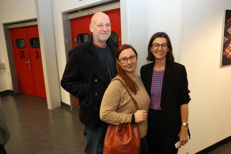 Johannes und Belinda Boch (Galerie C-art) und Kulturjournalistin Carina Jielg.