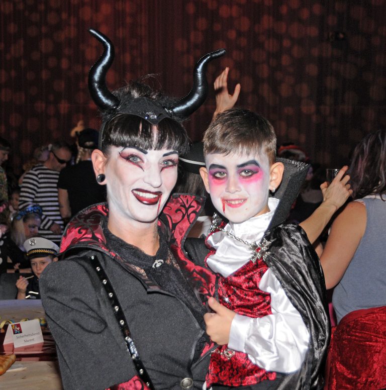 Dieser kleine Dracula erschien in diabolischer Begleitung.