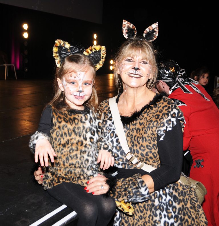 Die beiden Katzen genossen das Fest.
