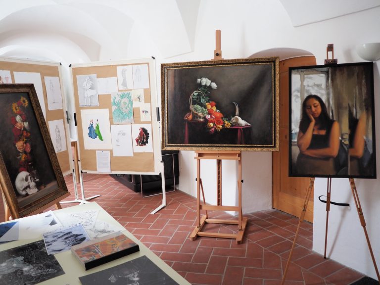 Die Matinee-Besucher konnten auch Bilder der Vorarlberger Künstlerin Chantal Boso Flores bewundern. <span class="copyright">Sigrid Juen</span>