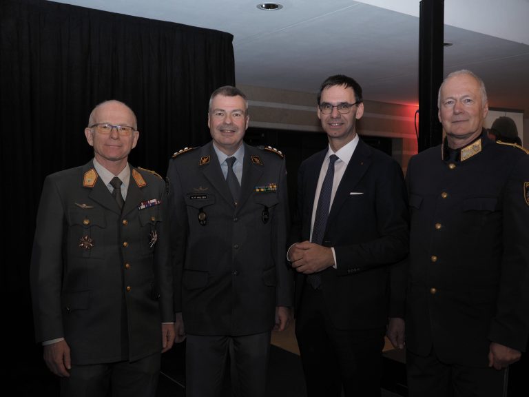 Militärkommandant Gunther Hessel (l.) sowie Gastreferent und Vizechef der Schweizer Armee Korpskommandant Hans-Peter Walser (l.) sowie LH Markus Wallner und Landespolizeidirektor Hans-Peter Ludescher beim Empfang im Landhaus. SIE
