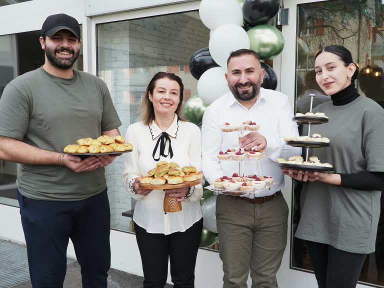 Mahir und Ümmiye Beyzadeoglu (Mitte) mit den Mitarbeitern Omar Oudeh und Ela Dogrusoz.