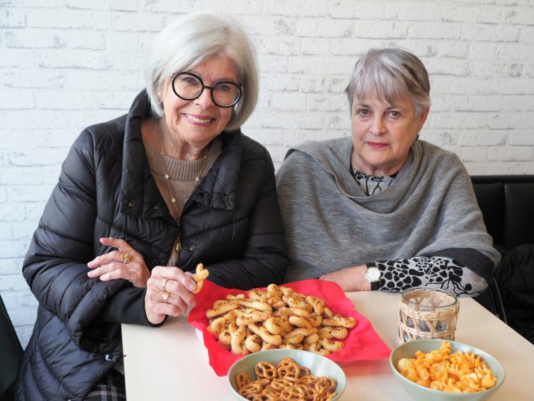 Nachbarinnen Christl Mathis und Brigitte Baumann.