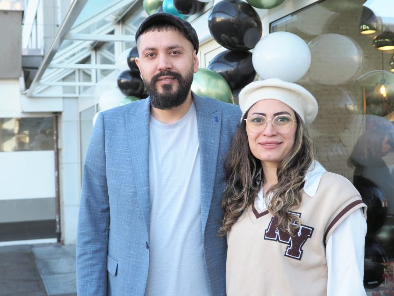 Ibrahim Mohanad (Vip Barbershop) mit Berivan Kuty.